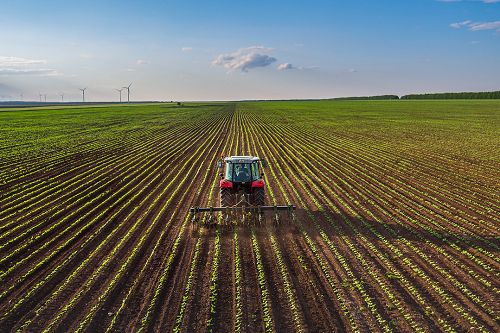 Traktor düngt Acker