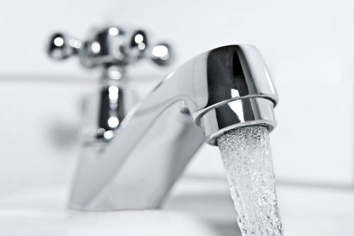 Laufender Wasserhahn